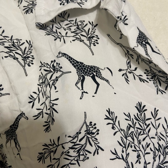 Jane & Delancey EUC novelty giraffe print relaxed fit button down size M - Picture 3 of 8